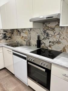 Η κουζίνα ή μικρή κουζίνα στο Elegant und Zentral - Apartment nahe Staatsoper und Altstadt +2 φωτογραφίες