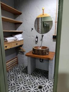 un bagno con lavandino e specchio di HOTEl NUSS a San Roque Altre 18 foto