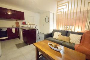 un soggiorno con un divano e un tavolo di LeRelaisdOdile - Studio Cosy - Proche Metro - Parking Gratuit - Mons-en-Barœul a Mons-en-Baroeul Altre 44 foto