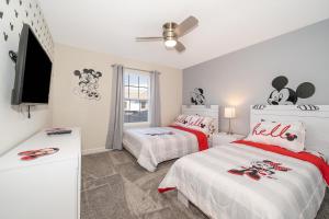Ein Bett oder Betten in einem Zimmer der Unterkunft Stunning Townhouses 5 Minutes away Disney!