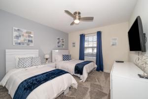 Ein Bett oder Betten in einem Zimmer der Unterkunft Stunning Townhouses 5 Minutes away Disney!