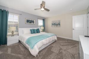 Ein Bett oder Betten in einem Zimmer der Unterkunft Stunning Townhouses 5 Minutes away Disney!