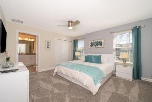 Ein Bett oder Betten in einem Zimmer der Unterkunft Stunning Townhouses 5 Minutes away Disney!