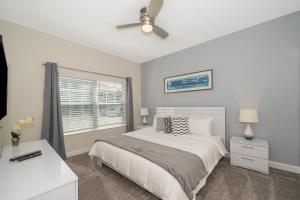 Ein Bett oder Betten in einem Zimmer der Unterkunft Stunning Townhouses 5 Minutes away Disney!