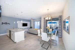 TV/Unterhaltungsangebot in der Unterkunft Stunning Townhouses 5 Minutes away Disney!