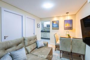 Apto 2Qtos centro BC a 160m da praia SRL002 في باليريو كامبوريو: غرفة معيشة بها أريكة وطاولة