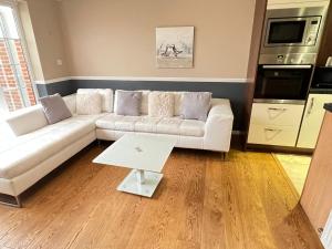 Köök või kööginurk majutusasutuses Lovely 4 Bedroom Town House in Sittingbourne 7 beds +18 fotot