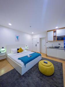 Postel nebo postele na pokoji v ubytování Yellow Door Hotels