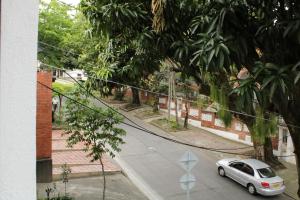 カリにあるCasa Esperanzaの路脇に停車した小型車
