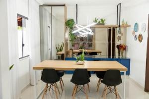 een eetkamer met een tafel en vier stoelen bij Casa Enorme com Piscina, Sauna e Área para Festas in Belo Horizonte