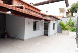 een lege binnenplaats van een huis met een gebouw bij Casa Enorme com Piscina, Sauna e Área para Festas in Belo Horizonte