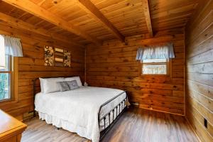 Postel nebo postele na pokoji v ubytování Loon Lodge on Locke Lake