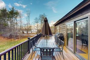 Balkón nebo terasa v ubytování Loon Lodge on Locke Lake
