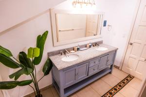 Kopalnica v nastanitvi Tropical Suites Hotel