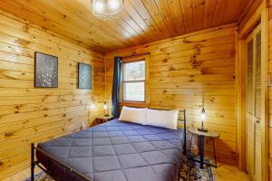 Ένα ή περισσότερα κρεβάτια σε δωμάτιο στο Whispering Pines Retreat