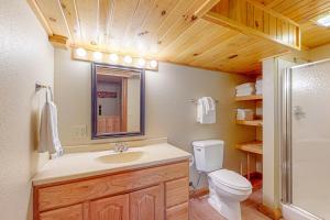 y baño con aseo y lavabo con espejo. en Van Vliet Lakehouse, en Presque Isle 21 fotos más