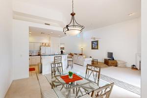 une salle à manger et un salon avec une table et des chaises dans l'établissement Solstice Sanctuary, à Tucson