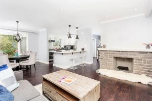 Gallery image of Cozy 3BR Home with Parking, Backyard and Near Transit in Toronto