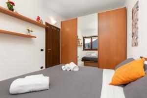 a bedroom with a bed with two towels on it at Aprica favoloso con terrazzo wi-fi Netlix 4 ospiti comodi 3 minuti dalle piste -davvero comodo in Aprica