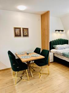 Ένα ή περισσότερα κρεβάτια σε δωμάτιο στο Lexi Green Hills apartman