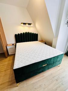 Ένα ή περισσότερα κρεβάτια σε δωμάτιο στο Lexi Green Hills apartman