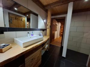 A bathroom at Ferienhaus - Chalet - Lechtraum