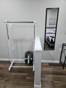 クリーブランドにあるThe Urban Oasisの鏡付きの部屋 +1枚の写真