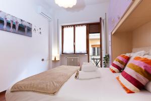 ein großes weißes Bett in einem Zimmer mit Fenster in der Unterkunft Promo Black Friday Residenza Esclusiva 2 Suite, 2 Bagni, Balcone con Vista e Area Fitness in Pescara + 31 Fotos
