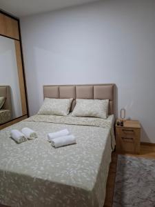 una camera da letto con un letto con due asciugamani sopra di Gala Lux Lazarevac a Lazarevac