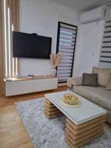 un soggiorno con un divano e un tavolino da caffè di Gala Lux Lazarevac a Lazarevac