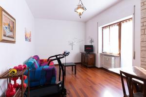 ein Wohnzimmer mit einem blauen Sofa und einem Tisch in der Unterkunft Promo Black Friday Residenza Esclusiva 2 Suite, 2 Bagni, Balcone con Vista e Area Fitness in Pescara