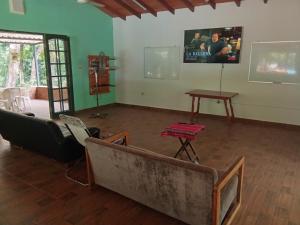 TV a/nebo společenská místnost v ubytování Tupasy Marangatu Hostal