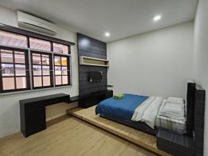 Giường trong phòng chung tại VI Sweet Home