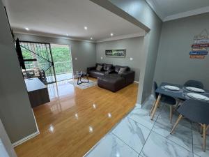 Χώρος καθιστικού στο Durban Holiday Apartments by Mieli Estates , Unit 4