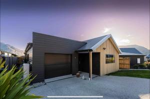 弗兰克顿Modern home with SPA的一座带车库的黑色房子