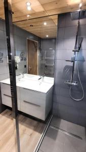 Un baño con lavabo blanco y ducha en Résidence Cry De Lys - Appartement entièrement rénové, au pied des pistes MAE-8451, en Les Gets