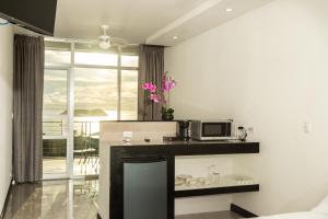 Cucina o angolo cottura di El Faro Containers Beach Hotel