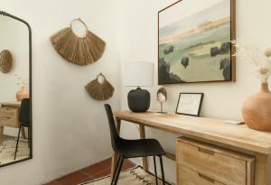 biuro domowe z biurkiem i krzesłem w obiekcie 1 Bedroom Casita - Casa Blanca w mieście Montecito