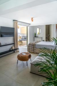 Postel nebo postele na pokoji v ubytování Noemia Skiathos + 62 fotografií