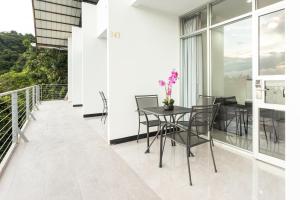 Balcone o terrazza di El Faro Containers Beach Hotel