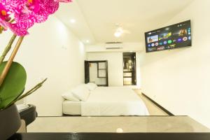 TV o dispositivi per l'intrattenimento presso El Faro Containers Beach Hotel