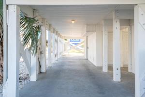 Fotografie z fotogalerie ubytování Dogs Allowed at Second Row Oceanview Duplex v destinaci Sea Breeze