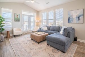 Posezení v ubytování Dogs Allowed at Second Row Oceanview Duplex