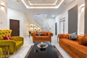 Posezení v ubytování Fully Furnished 4 Bedroom Shortlet Apartment in Orchid Road, Lekki with Constant Power