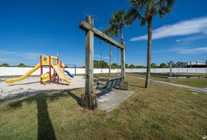 Lazy Days Cabana at Pinnacle Port A-540的儿童游玩区