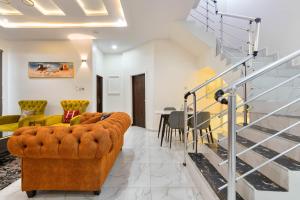 Posezení v ubytování Fully Furnished 4 Bedroom Shortlet Apartment in Orchid Road, Lekki with Constant Power
