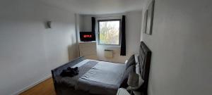 Charming 1BDR Serviced Condo! 4 guests Pool n Free parking房間的床