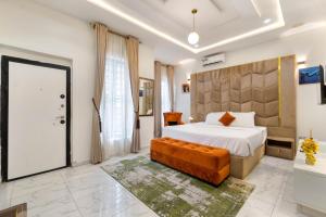 Postel nebo postele na pokoji v ubytování Fully Furnished 4 Bedroom Shortlet Apartment in Orchid Road, Lekki with Constant Power