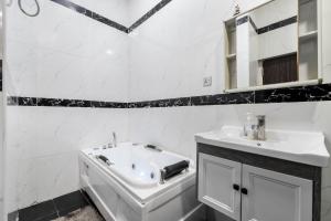 Koupelna v ubytování Fully Furnished 4 Bedroom Shortlet Apartment in Orchid Road, Lekki with Constant Power