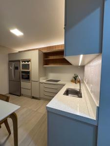 Η κουζίνα ή μικρή κουζίνα στο Vieiras house +17 φωτογραφίες